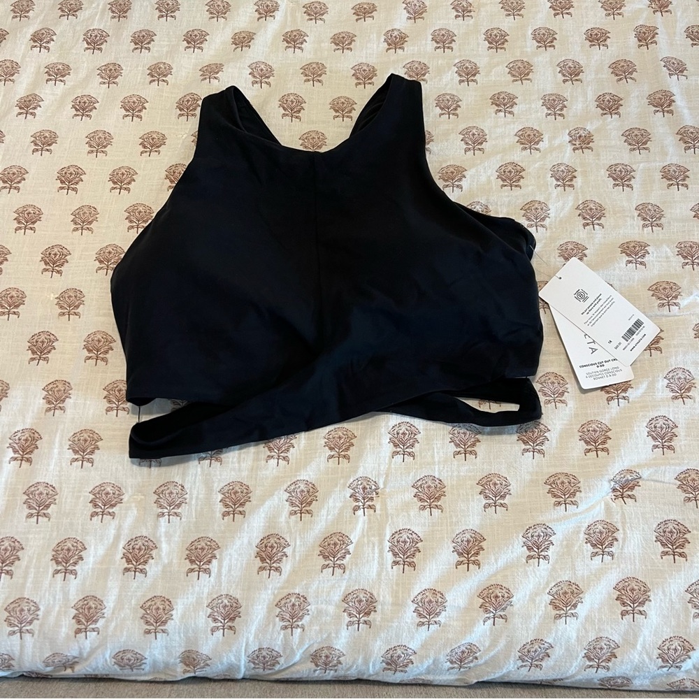 Women’s athleta Conscious cutout crop